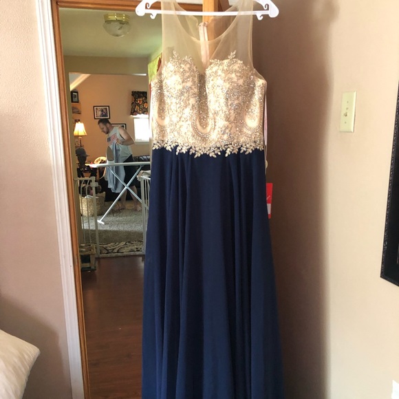 3 bridesmaids dresses. - Picture 1 of 2